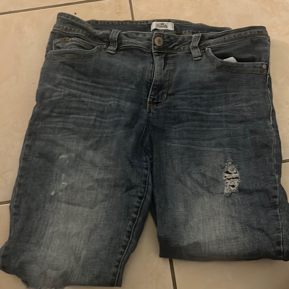 Ripped jeans royalty